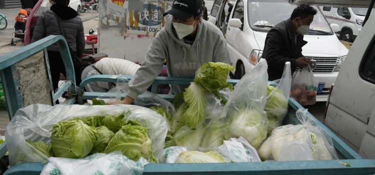 China extinde blocajele pe masura ce cazurile de COVID-19 ating un numar record