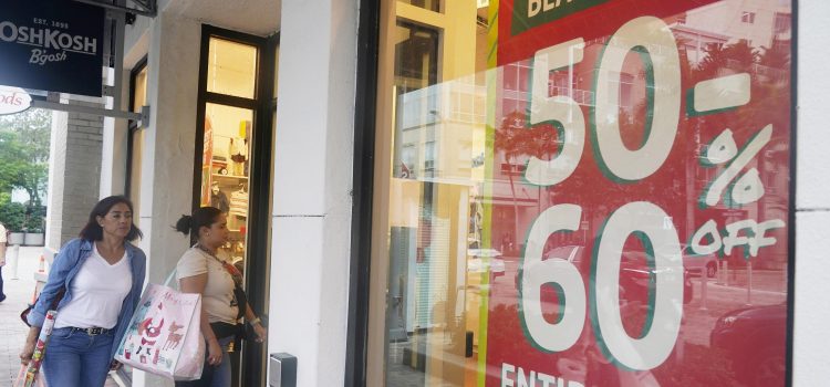 Cumparatorii cauta oferte, dar inflatia face chilipirurile greu de gasit