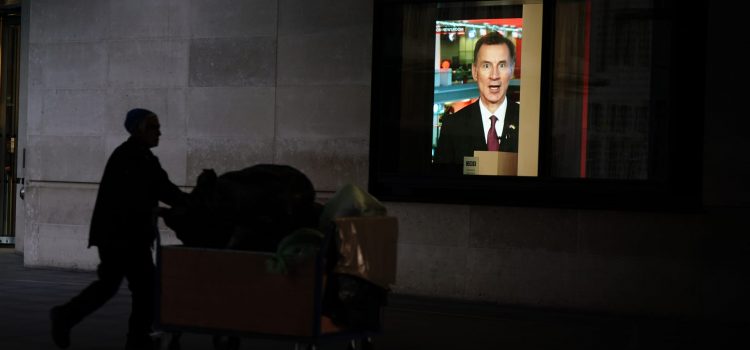 De ce economia Marii Britanii este considerabil in urma celorlalte tari dezvoltate?