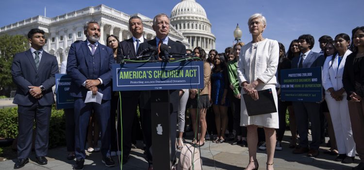 Democratii se confrunta cu probleme privind imigratia tinerilor fara acte Democratii se confrunta cu probleme privind imigratia tinerilor fara acte