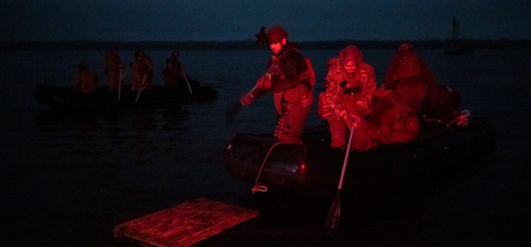 Luptatorii ucraineni tin ambuscada fortelor ruse ascunzandu-se noaptea pe raul Nipro