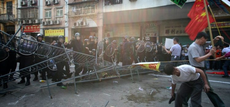 Muncitorii care protesteaza impotriva conditiilor de lucru de la fabrica de iPhone din China sunt batuti