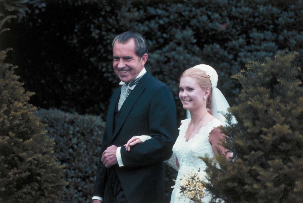 FOTO: Presedintele Richard Nixon isi escorteaza fiica Tricia de la Casa Alba la gradina de trandafiri pentru casatoria ei cu Edward Finch Cox, 12 iunie 1971.